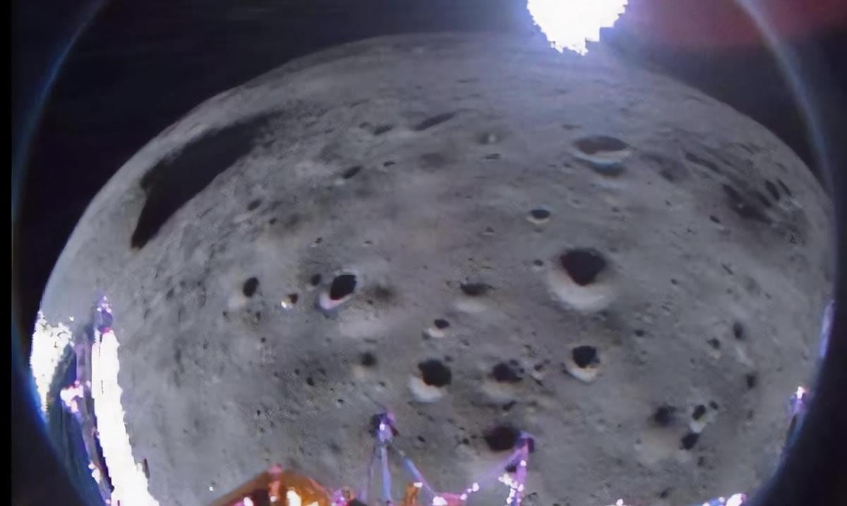 The first photos from the Moon sent by the Odysseus module