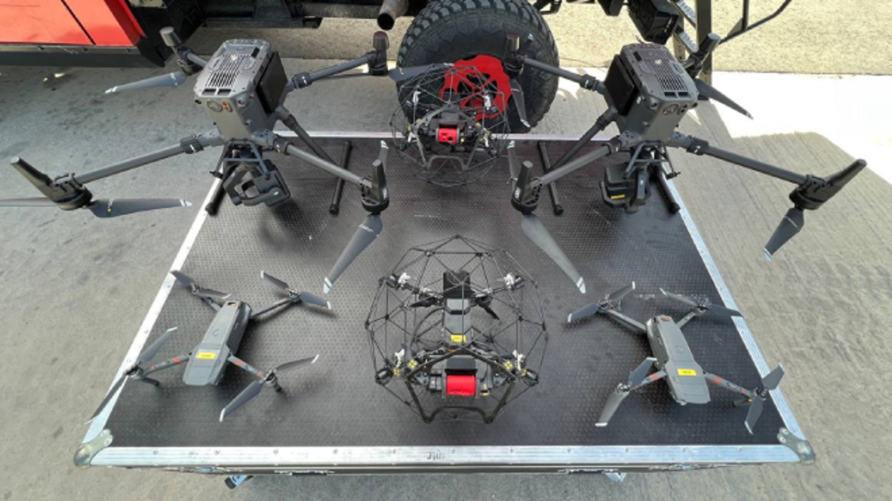 These are the Elios II, Matrice 300 RTK and Mavic II drones that the UME is using in the Valencia fire