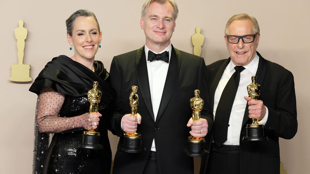 Christopher Nolan, devourer of awards, sweeps the Oscars with "Oppenheimer"