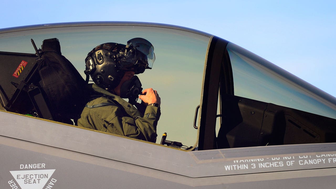 This is the $400,000 helmet used by F-35 fighter pilots
