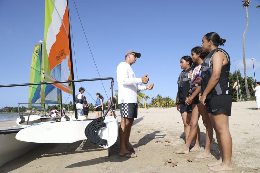 The meeting of girls and adolescents from the “Escuela Pa' los Duros” and the Puerto Rican Girls' School culminated with a navigation workshop, led by veteran sailer and multiple-time international medalist Enrique “Quique” Figueroa.