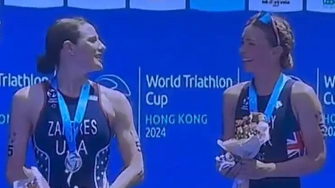 The unusual mistake with the Spanish anthem at the Triathlon World Cup in Hong Kong: the faces say it all