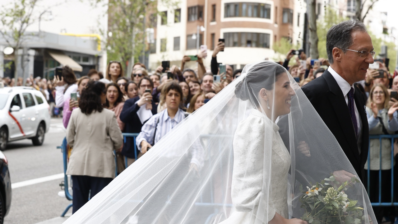 This is Teresa Urquijo's most familiar wedding dress with which she has become Almeida's wife