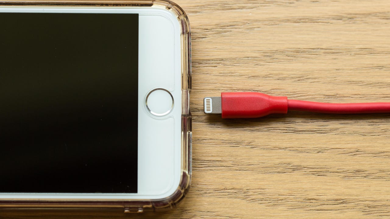 The "straw trick": how to resurrect your smartphone that doesn't charge