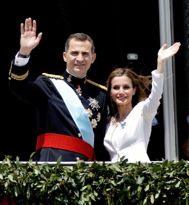 Kings Felipe VI and Letizia, on the central balcony of the Royal Palace where they came out to greet the Spanish people after the monarch's proclamation today in the Cortes. 