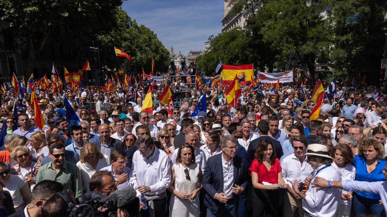 Bath of the PP masses in their trial by fire against the "traitor" and "liar" of Sánchez