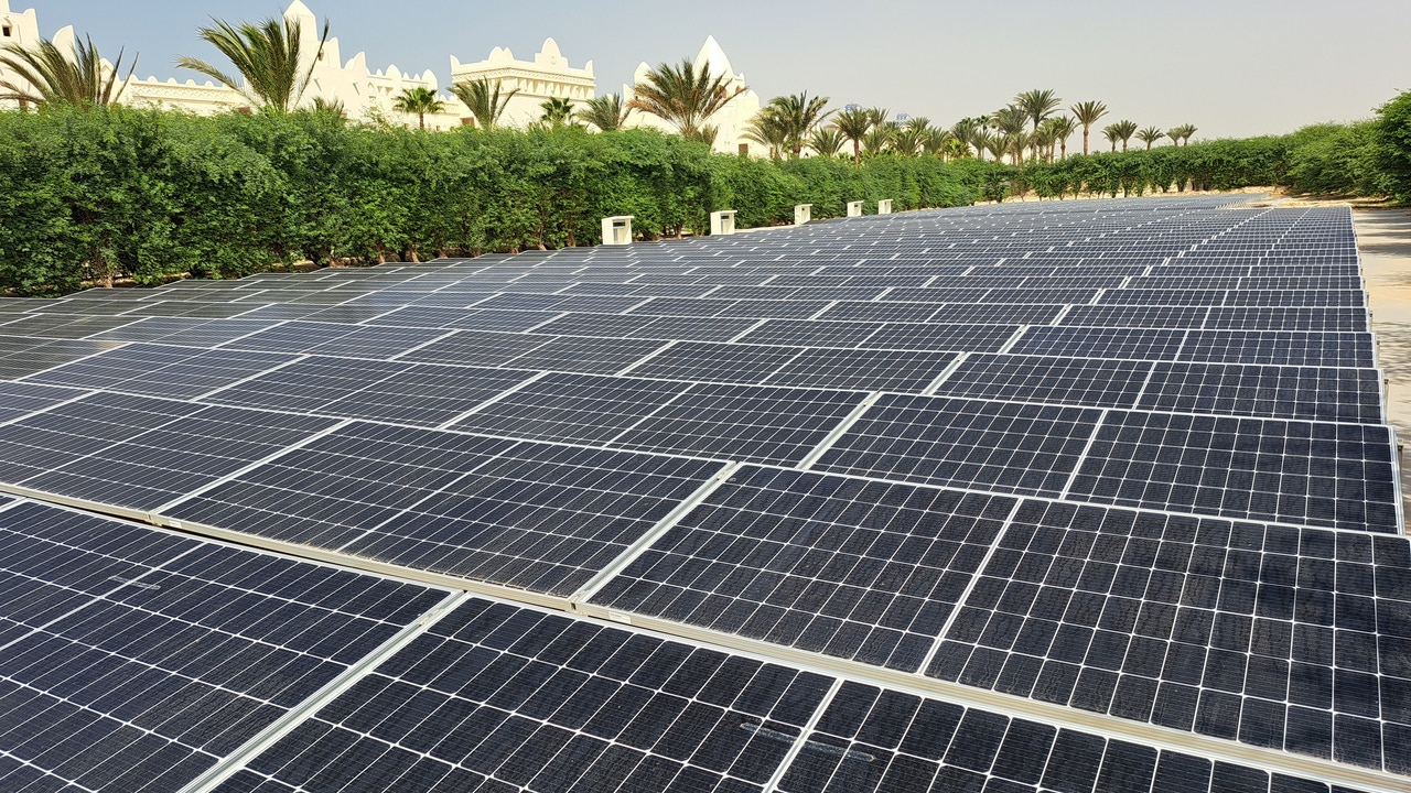 Photovoltaic self-consumption and green energy to decarbonize hotels