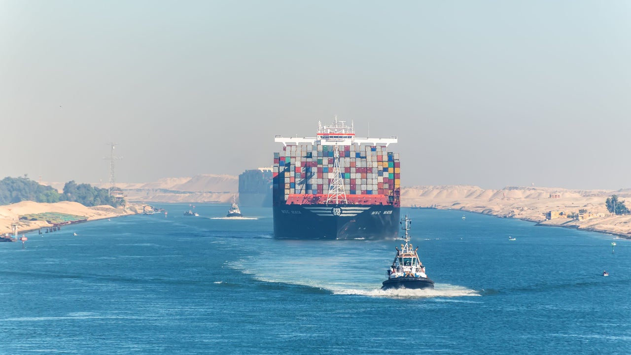 The blockage of the Suez Canal raises the cost of freight and CO2