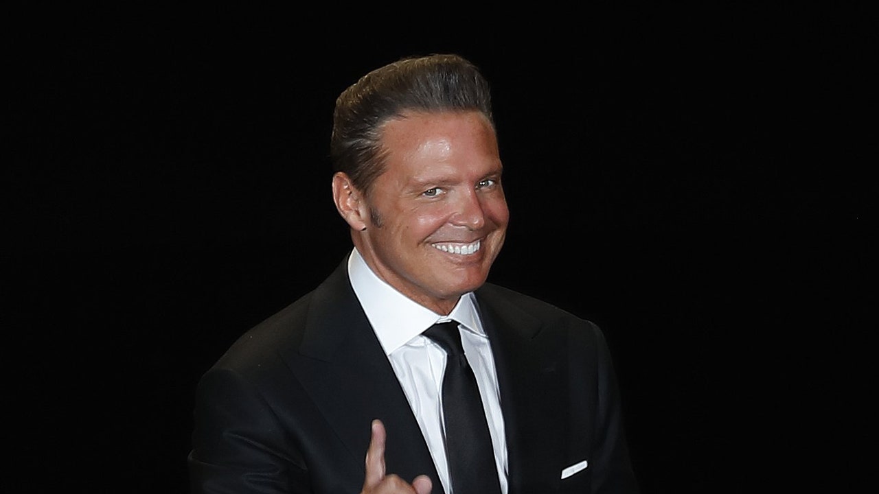 What has Luis Miguel done that he looks more and more like Enrique Ponce?