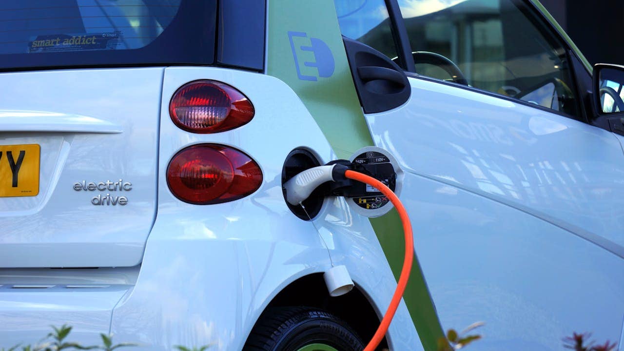 Is it possible to charge an electric car in 10 minutes?