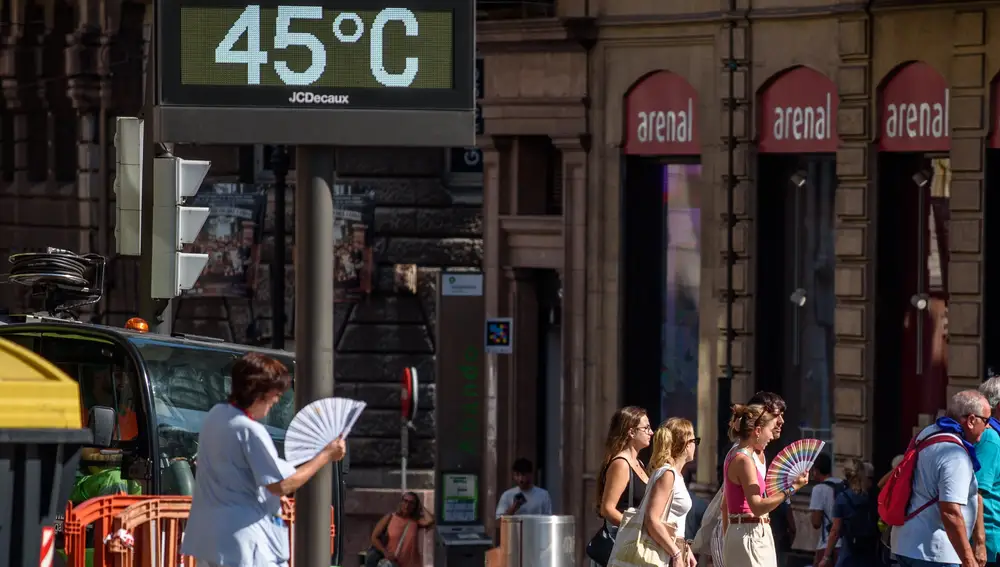 Several people try to get relief from the heat in Bilbao during the fifth heat wave of the summer that has raised temperatures above 40 degrees. 
